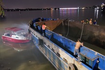 Vụ sà lan 1.000 tấn mắc kẹt: Tài công không bằng lái