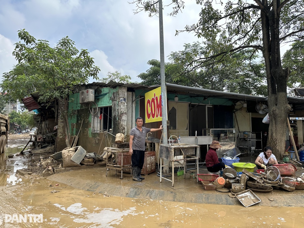 Chàng trai bán cơm bụi kể giây phút sinh tử cứu bà cụ mắc kẹt trong lũ dữ - 2 Chàng trai bán cơm bụi kể giây phút sinh tử cứu bà cụ mắc kẹt trong lũ dữ - 2