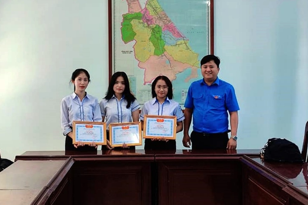 Nhặt túi xách có hàng chục triệu đồng, 3 nữ sinh mang đến cơ quan công an - 1 Nhặt túi xách có hàng chục triệu đồng, 3 nữ sinh mang đến cơ quan công an - 1