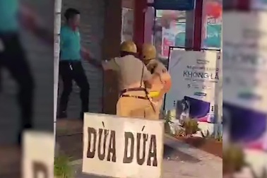 CSGT khống chế người vi phạm giao thông trên đường ở TPHCM