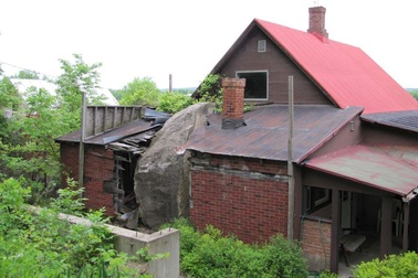 Ngôi nhà kỳ lạ với tảng đá… nằm giữa nhà