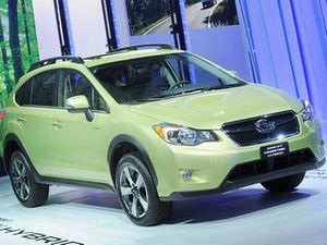 Subaru ra mắt mẫu xe hybrid đầu tiên 