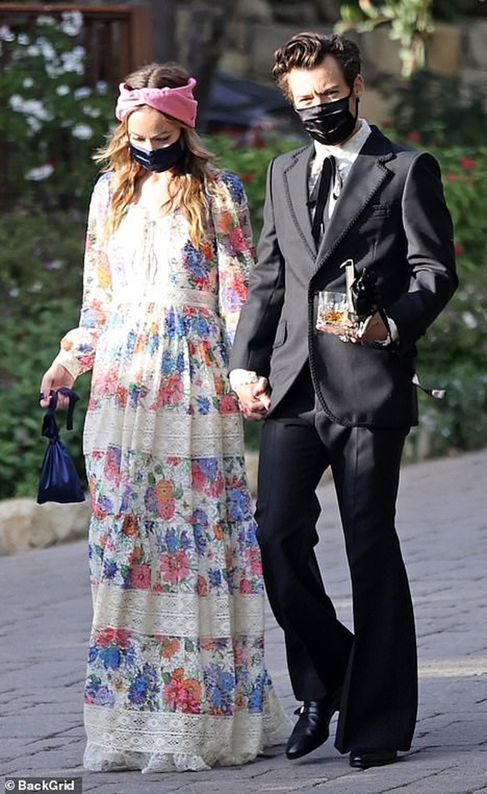 Lộ ảnh Harry Styles nắm tay bạn gái hơn 10 tuổi - 1