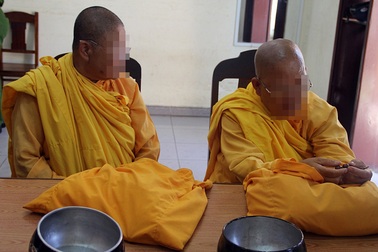 Hai phụ nữ nghi giả dạng nhà sư đi xin tiền