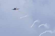 Tiêm kích Đài Loan phóng bẫy mồi nhiệt, ngăn chặn UAV Trung Quốc