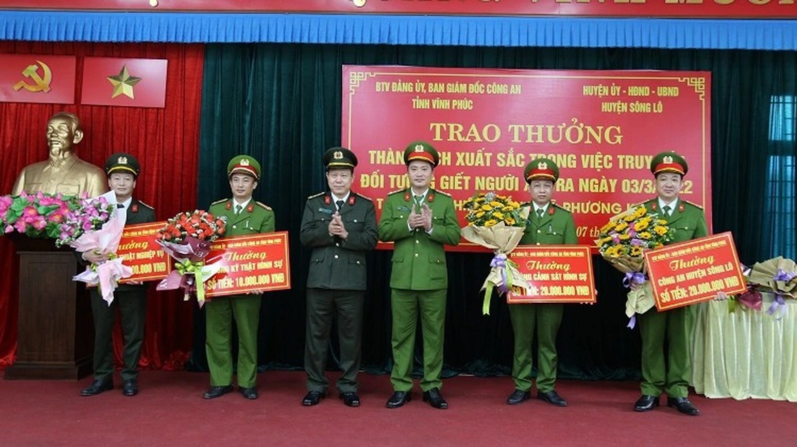 Khen thưởng nóng lực lượng bắt giữ khẩn cấp đối tượng đặc biệt nguy hiểm - 2 Khen thưởng nóng lực lượng bắt giữ khẩn cấp đối tượng đặc biệt nguy hiểm - 2