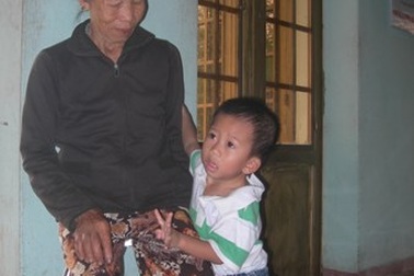 Thương cháu côi cút, bà già yếu chạy ăn từng bữa