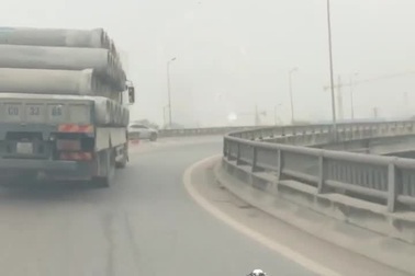 Rùng mình xe tải chở ống cống bê tông không chằng buộc trên đường