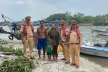 Cảnh sát giao thông cứu sống một gia đình 3 người bị chìm ghe trên sông