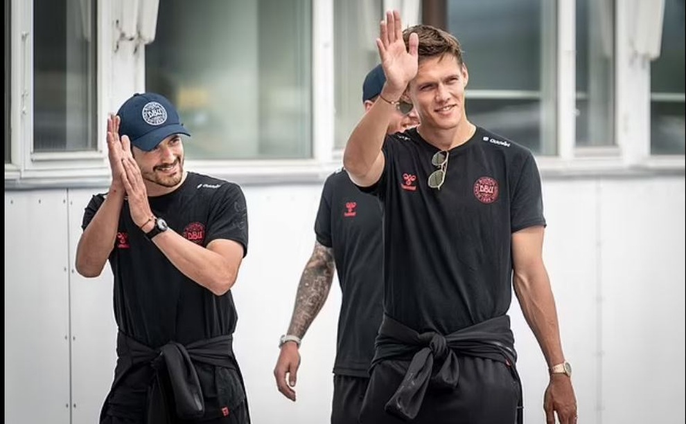 Cổ động viên chào đón tuyển thủ Đan Mạch trở về nhà như người hùng - 2