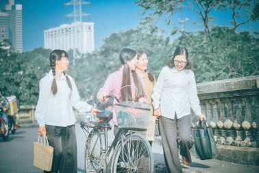 Nhóm bạn thân 7x rủ nhau chụp ảnh Hà Nội thời bao cấp gây “sốt”