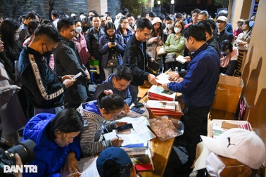 Xếp hàng xuyên đêm giành suất học và nghi vấn "chiêu trò" quảng bá