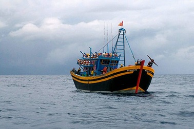 Phạt nặng 2 tàu giã cào ném thanh tra viên xuống biển