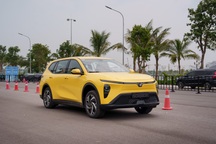 "Soi" VinFast Limo Green: Nội thất rộng rãi, thực dụng cho xe dịch vụ