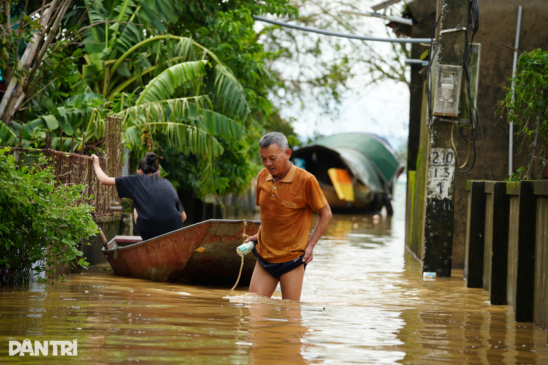 Hàng nghìn hộ dân ở Thanh Hóa, Nghệ An ngập trong biển nước - 9 Hàng nghìn hộ dân ở Thanh Hóa, Nghệ An ngập trong biển nước - 9