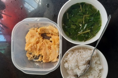 Mùa khó, sinh viên xa nhà ăn cơm 10.000 đồng, tận dụng thức ăn thừa...