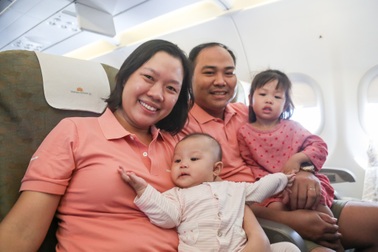 Hàng trăm hành khách chung tay tô hồng chuyến bay vì bình đẳng giới