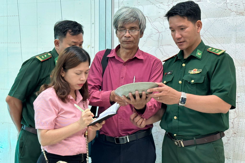 Truy tìm tàu đắm chứa nhiều cổ vật ở Quảng Ngãi - 2 Truy tìm tàu đắm chứa nhiều cổ vật ở Quảng Ngãi - 2