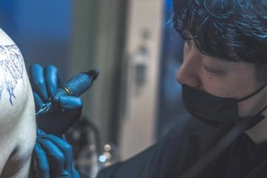 Nghệ sĩ xăm hình có fan khắp thế giới, nhưng phải làm chui ở Hàn Quốc