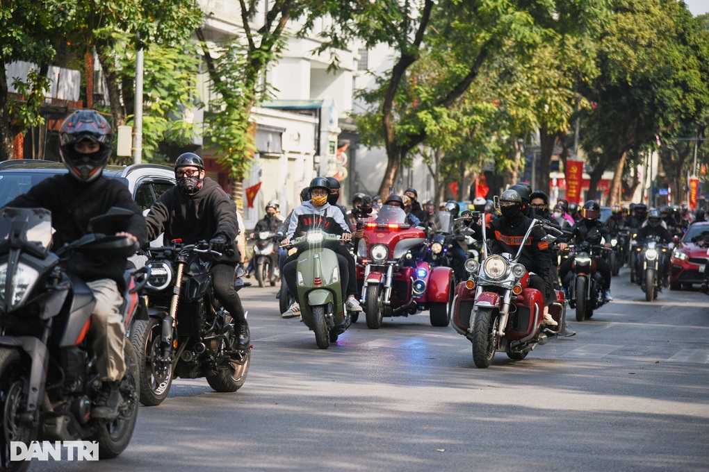 Người chơi mô-tô tại Hà Nội xuống phố tụ họp chào xuân Giáp Thìn - 12