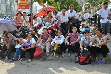 Con vào thi, bố mẹ trông ngóng