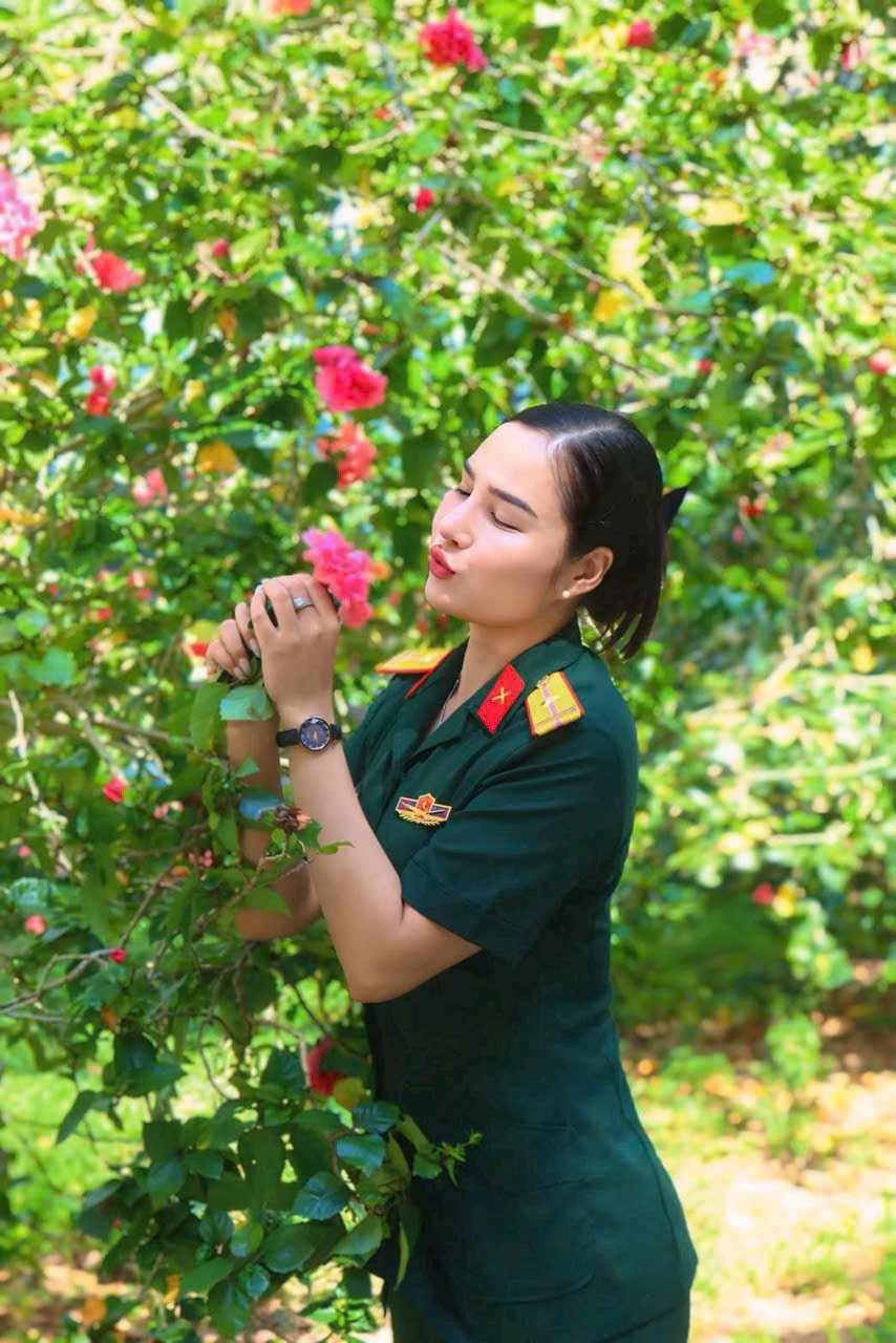 Nữ Thiếu tá có giọng đọc chạm trái tim ở A80: Xinh như hoa hậu, cao 1,7m - 8 Nữ Thiếu tá có giọng đọc chạm trái tim ở A80: Xinh như hoa hậu, cao 1,7m - 8