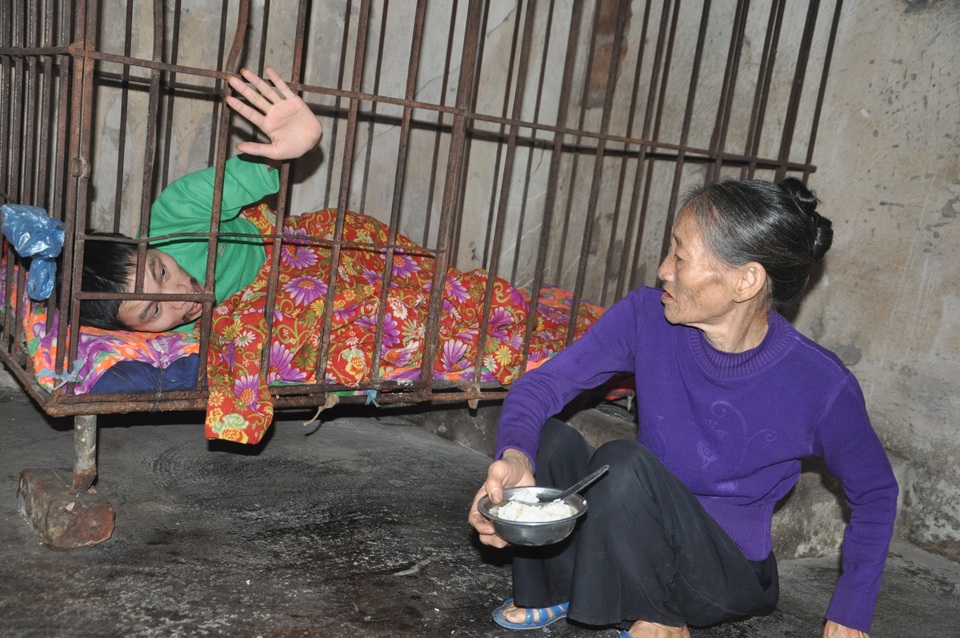 Người mẹ đau lòng khi phải nhốt con trong cũi sắt - 7 Người mẹ đau lòng khi phải nhốt con trong cũi sắt - 7