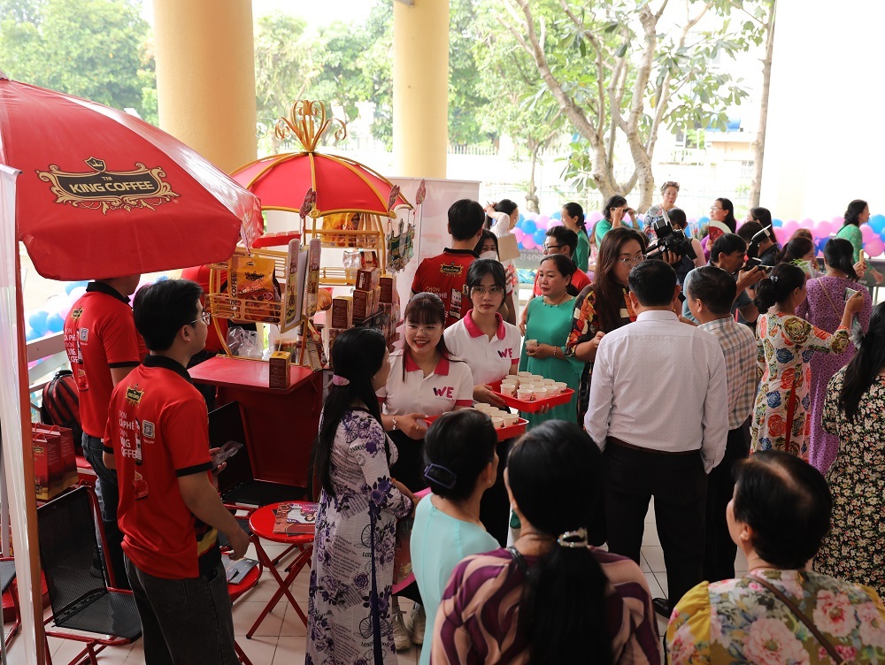 King Coffee tặng 100 mô hình cà phê nhượng quyền cho phụ nữ tại quận 8
