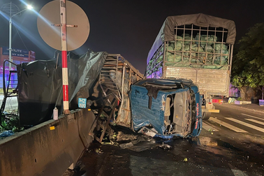 Tai nạn giữa 2 ô tô và xe container, 2 người thương vong