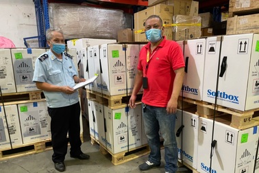 Cận cảnh gần một triệu liều vắc xin Pfizer vừa nhập về Hà Nội và TPHCM