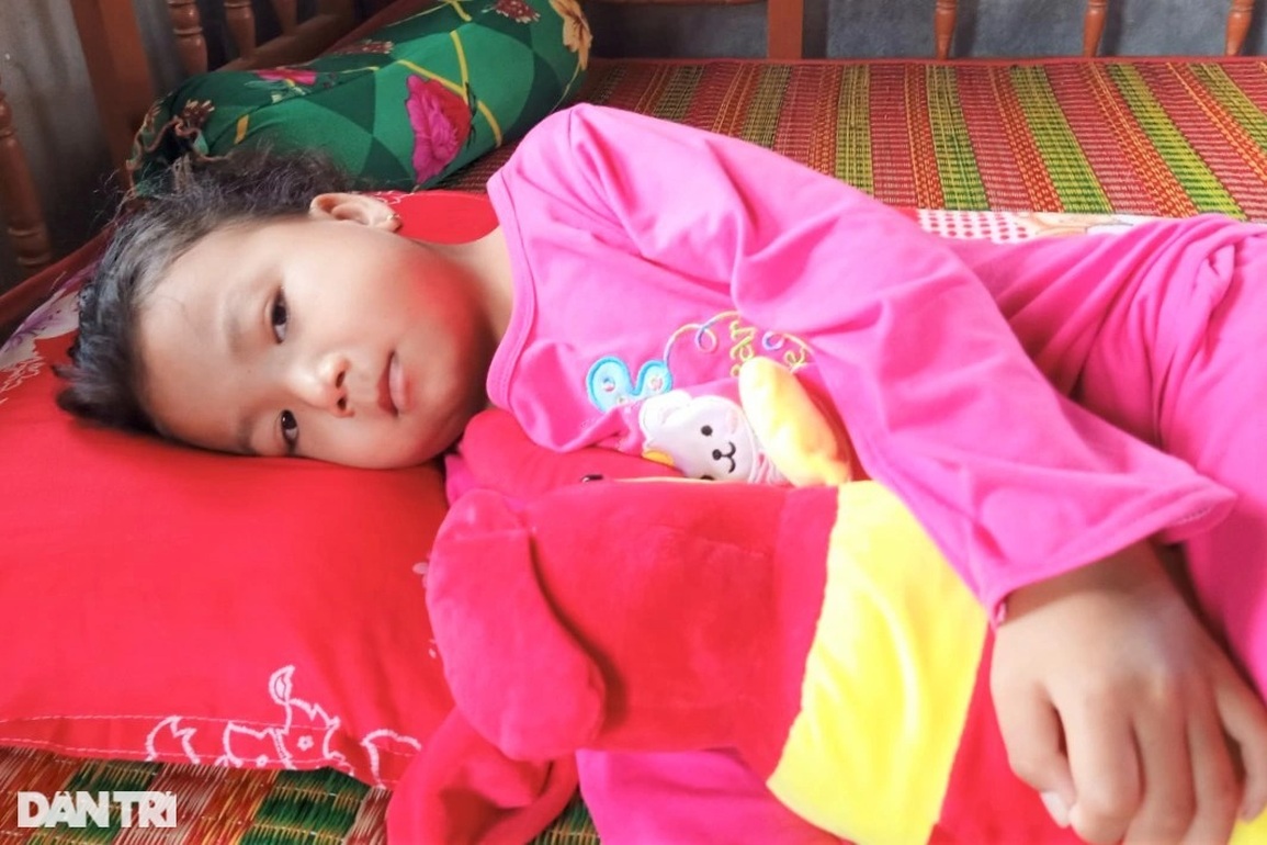 Suy thận giai đoạn cuối, bé gái chờ chết vì không có tiền điều trị - 1 Suy thận giai đoạn cuối, bé gái chờ chết vì không có tiền điều trị - 1