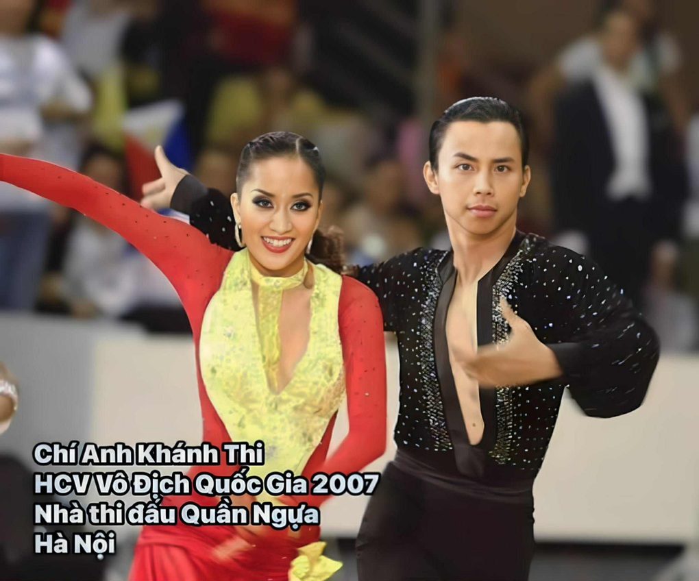 Khoảnh khắc Phan Hiển quỳ xuống hôn tay Khánh Thi khi nhận huy chương - 3 Khoảnh khắc Phan Hiển quỳ xuống hôn tay Khánh Thi khi nhận huy chương - 3