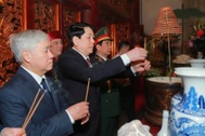 Chủ tịch nước Lương Cường cùng nhân dân dâng hương các Vua Hùng