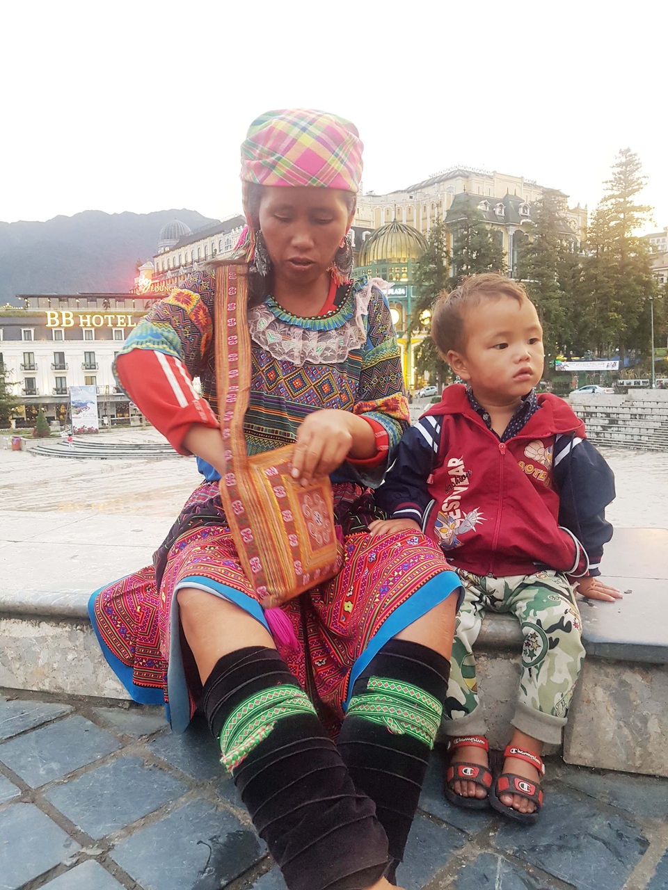 Những đứa trẻ nheo nhóc bán hàng rong mưu sinh ở Sa Pa - 3 Những đứa trẻ nheo nhóc bán hàng rong mưu sinh ở Sa Pa - 3