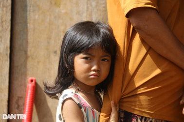 Mẹ mất, bố bỏ đi, bé gái 5 tuổi chưa được khai sinh