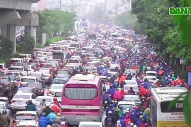 Hà Nội: Tắc đường nghiêm trọng do ảnh hưởng mưa bão