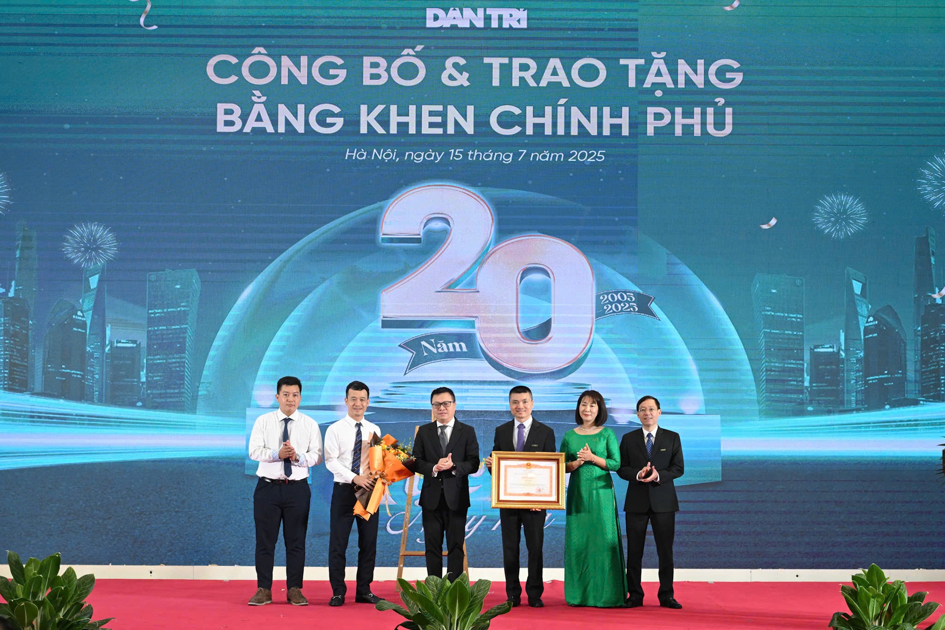 Toàn cảnh Lễ kỷ niệm 20 năm thành lập Báo điện tử Dân trí - 10 Toàn cảnh Lễ kỷ niệm 20 năm thành lập Báo điện tử Dân trí - 10