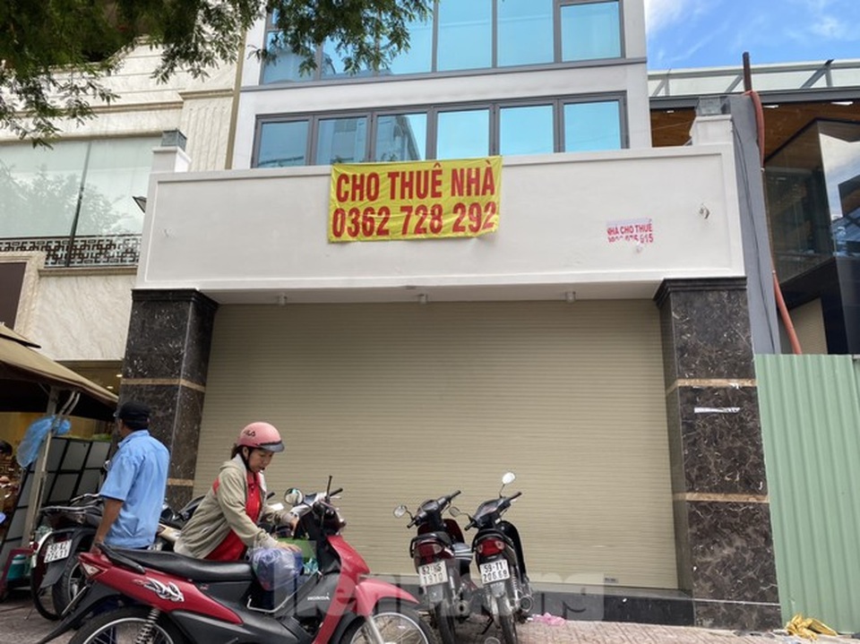 Nhà phố tiền tỷ thi nhau đóng cửa, treo biển cho thuê ở trung tâm Sài Gòn - 7 Nhà phố tiền tỷ thi nhau đóng cửa, treo biển cho thuê ở trung tâm Sài Gòn - 7