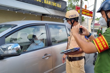 Vi phạm quy định phòng chống dịch, một thanh tra sở cố thủ trong ô tô