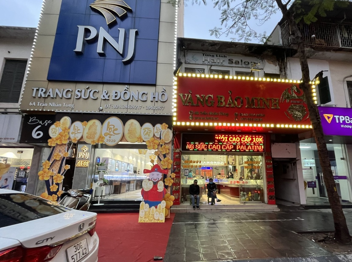 Nhiều tiệm vàng báo cháy vàng SJC, khuyên khách đến vào ngày vía Thần tài - 6 Nhiều tiệm vàng báo cháy vàng SJC, khuyên khách đến vào ngày vía Thần tài - 6