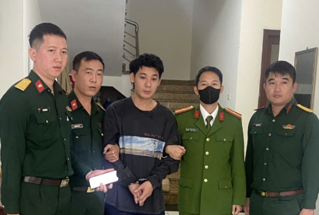 Hà Nội: Trốn truy nã, nam thanh niên bị bắt khi đi trung tâm thương mại - 1