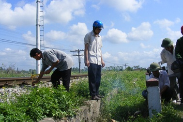 Nằm ngủ trên đường ray, bị tàu cán chết