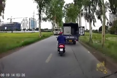 Hành động đẹp của người đi xe máy khi phát hiện xe tải quên đóng cửa thùng
