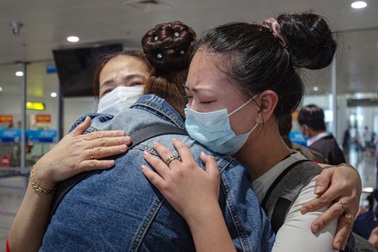 Gương mặt trẻ thơ, cái ôm tràn nước mắt trong chuyến bay giải cứu đầu tiên