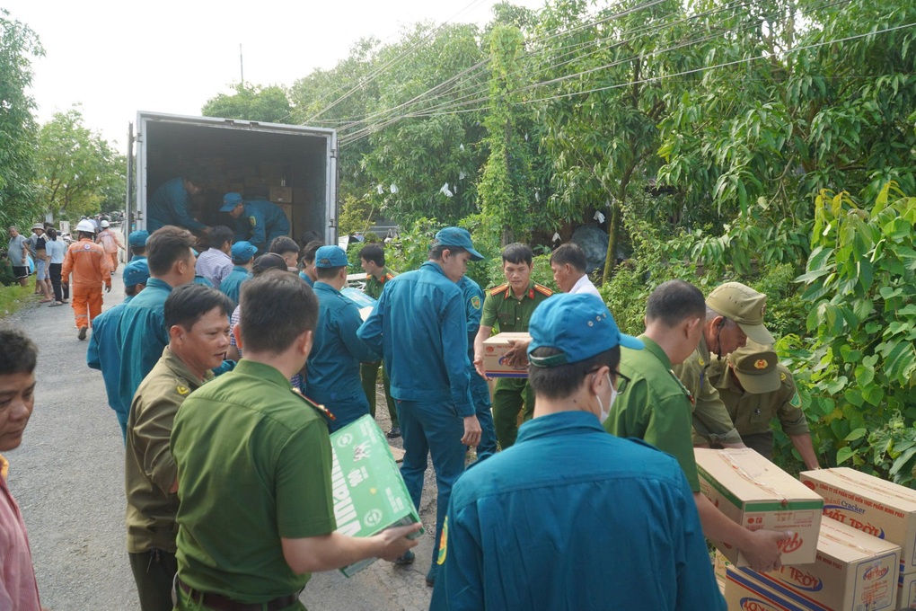 Nửa đêm đang ngủ, nhà cửa bỗng trôi xuống sông Tiền - 3 Nửa đêm đang ngủ, nhà cửa bỗng trôi xuống sông Tiền - 3