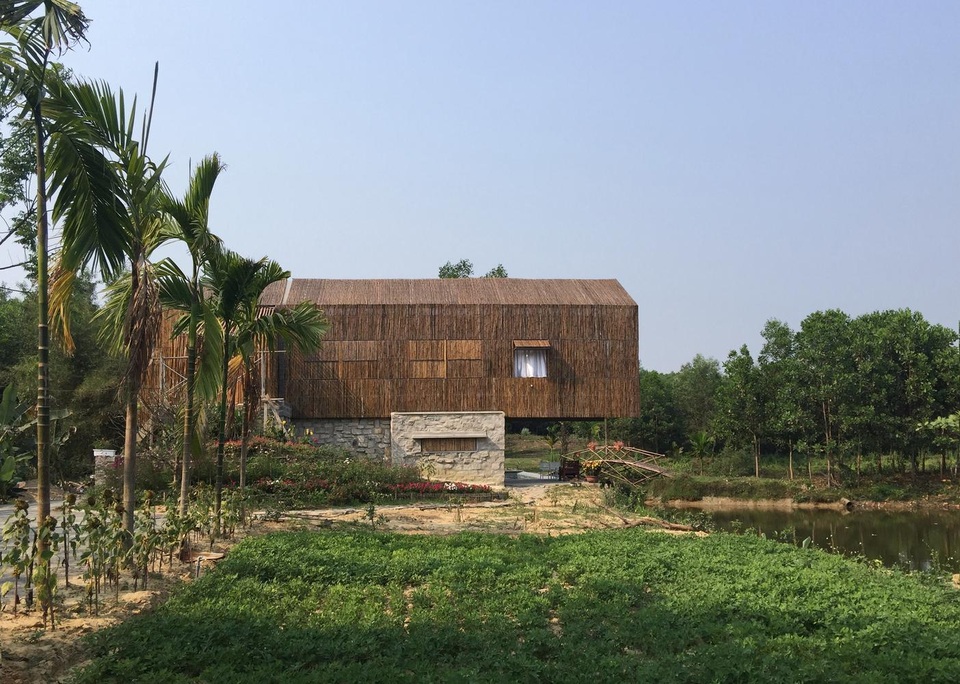 Chán biệt thự phố, vợ chồng Việt về quê làm nhà tranh giữa vườn cây, ao cá - 11 Chán biệt thự phố, vợ chồng Việt về quê làm nhà tranh giữa vườn cây, ao cá - 11