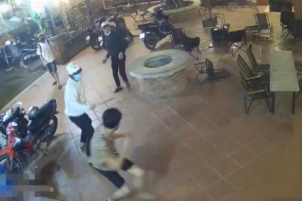 Truy xét nhóm thanh niên xông vào quán cà phê đánh người ở TPHCM - 1 Truy xét nhóm thanh niên xông vào quán cà phê đánh người ở TPHCM - 1