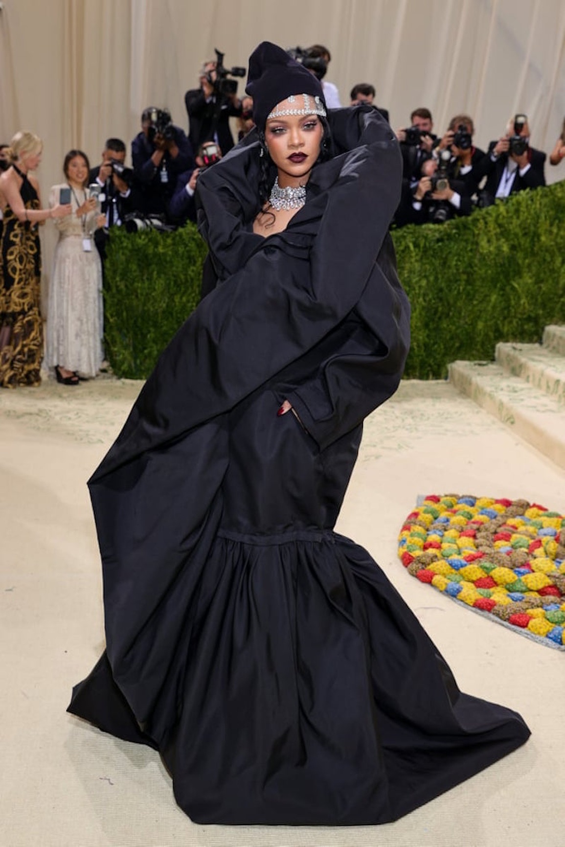 Angelina Jolie, Lady Gaga lọt Top sao mặc đẹp nhất năm 2021 - 4 Angelina Jolie, Lady Gaga lọt Top sao mặc đẹp nhất năm 2021 - 4