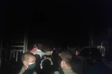 Lực lượng chức năng xuống hầm toà nhà kiểm tra hiện trường vụ hoả hoạn.