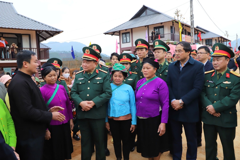 Lào Cai: Thứ trưởng Bộ Quốc phòng thăm, tặng quà bà con Làng Nủ - 2 Lào Cai: Thứ trưởng Bộ Quốc phòng thăm, tặng quà bà con Làng Nủ - 2